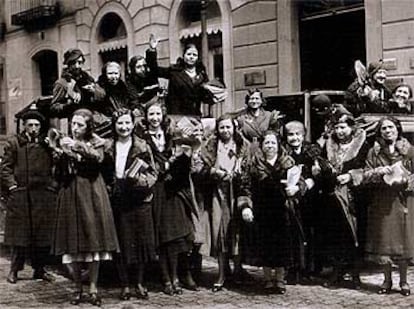 <b></b><i>Sufragistas pidiendo el voto para la mujer en la calle de Alcalá,</i> en 1932, una de las fotografías de Alfonso incluidas en el libro de Lunwerg.
