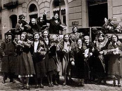 <b></b><i>Sufragistas pidiendo el voto para la mujer en la calle de Alcalá,</i> en 1932, una de las fotografías de Alfonso incluidas en el libro de Lunwerg.