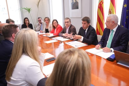 El presidente valenciano, Carlos Mazón, en el centro, en la reunión con la comunidad educativa de esta mañana.
