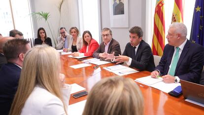 El presidente valenciano, Carlos Mazón, en el centro, en la reunión con la comunidad educativa de esta mañana.