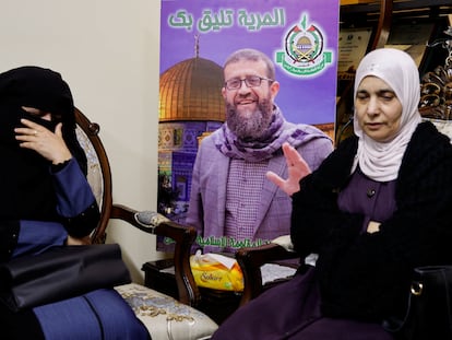 Dos mujeres palestinas, en la casa de la familia de Jader Adnan, tras su fallecimiento, este martes en la localidad de Araba, en el norte de Cisjordania.