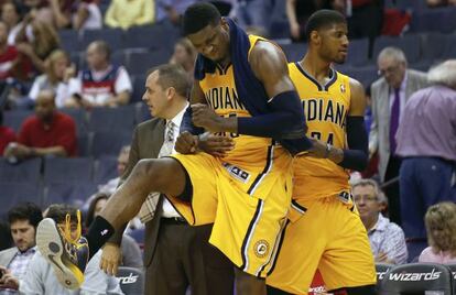 Roy Hibbert y Paul George celebran una canasta.