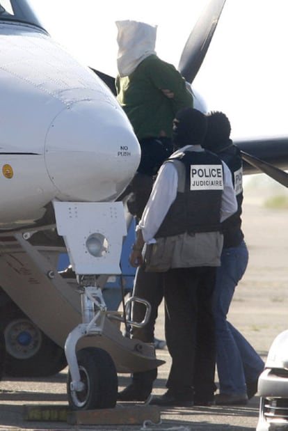 Policías franceses suben a un avión a Mikel Carrera en 2010.