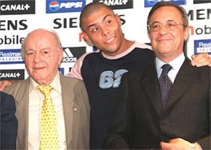 Ronaldo, durante su presentación oficial, entre Alfredo di Stéfano y Florentino Pérez.