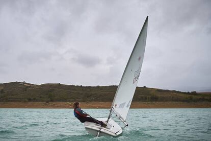 Un barco de vela en el embalse de Alloz (Navarra).