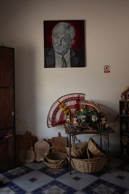 Retrato de Andrés Manuel López Obrador dentro del Museo Casa Obrador, en Tepatitán, (Tabasco).