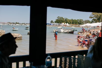 La Cantina del Titi, junto a la playa de La Casería en San Fernando. Regentado desde 1934 por la familia Muñoz, en un enclave desde donde se divisa la Bahía de Cádiz. El local lo frecuentan camaroneros locales y foráneos.