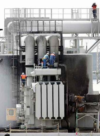 Dos bomberos inspeccionan ayer el incinerador de la central de Kashiwazaki-Kariwa.