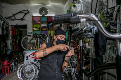 Alberto Ototo Pérez García, en su taller de bicicletas, en Ciudad de México.