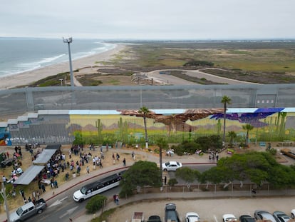 Panorámica del mural "Abrazo Mutuo" pintado en la frontera de Tijuana y San Diego por  por el artista Alfredo "Libre" Gutiérrez.