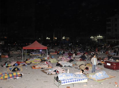 Centenares de personas duermen anoche al raso en la ciudad de Longnan, en la provincia de Gansu (noroeste), despus del terremoto.