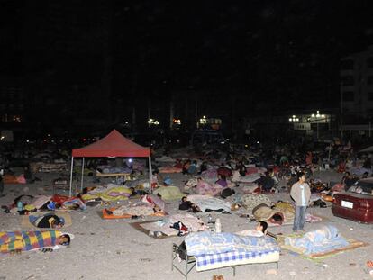 Centenares de personas duermen anoche al raso en la ciudad de Longnan, en la provincia de Gansu (noroeste), después del terremoto.