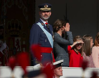 Los reyes Felipe VI y Letizia junto con la princesa Leonor y la infanta Sofía, observan el desfile militar en la tribuna de autoridades.