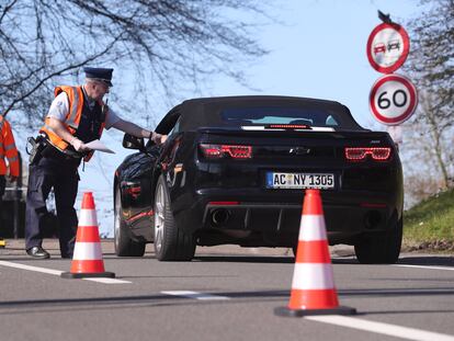 Un control de la policía de Bélgica cerca de la frontera con Alemania y Países Bajos el pasado 4 de abril.