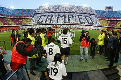 Los jugadores del Valencia saltan al campo y el Betis les hace pasillo como campeones.