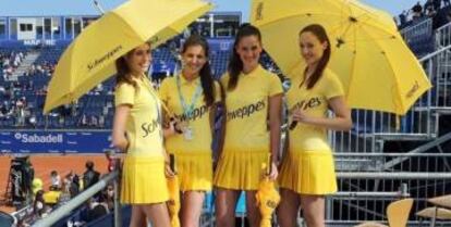 Les hostesses de Schweppes. 