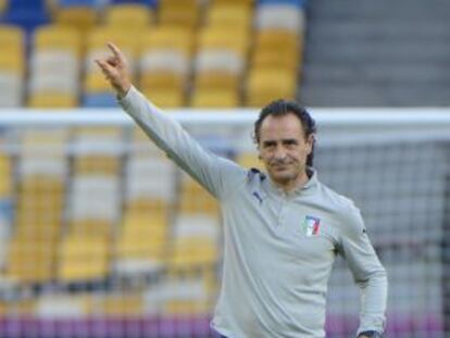 Cesare Prandelli gesticula durante una sesión de entrenamiento.