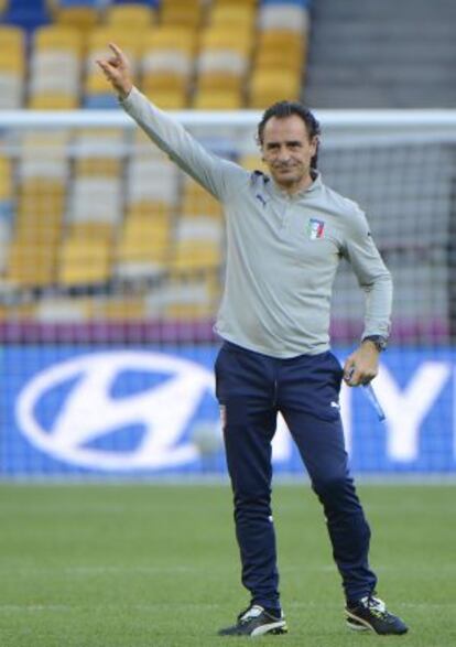 Cesare Prandelli gesticula durante una sesión de entrenamiento.