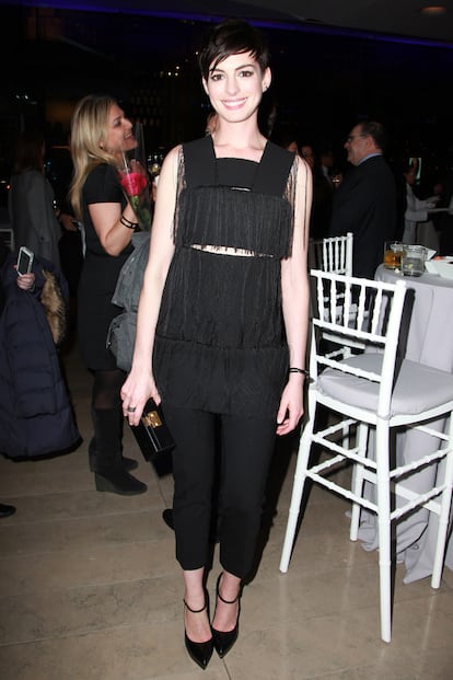 Anne Hathaway ha optado en esta ocasión por un diseño de Calvin Klein Collection en color negro. Si el diseño nos apasionaba en la pasarela, Anne no ha sabido elegir los complementos perfectos para el top de bandas y flecos de la firma.