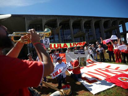 Apoiadores do ex-presidente Lula protestam nesta segunda-feira contra Sergio Moro em frente ao Ministério da Justiça, em Brasília.