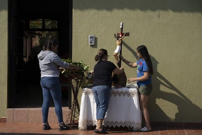 Habitantes de Aguililla preparan un altar en la calle para el paso de la procesión de llegada del nuncio.