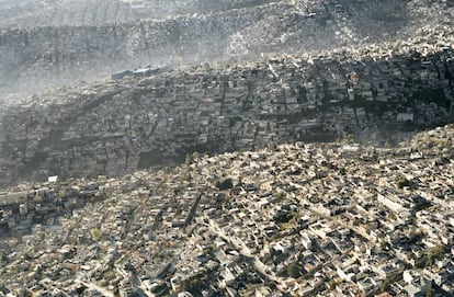 La expansión horizontal de asentamientos informales en Naucalpan, cerca de Ciudad de México, extiende la urbanización multiplicando la distancia entre domicilio y trabajo.