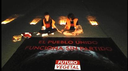 Dos activistas de Futuro Vegetal, sentadas a primera hora de la mañana en una de las pistas de Barajas, en una imagen difundida en sus redes sociales.