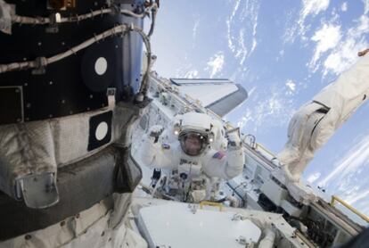 El astronauta Nicholas Patrick durante las operaciones que ha realizado en el exterior de la Estación Espacial Internacional