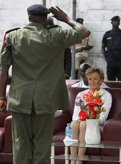 La vicepresidenta del Gobierno, en la base naval de Banjul (Gambia).