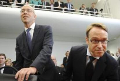 El miembro del Consejo Ejecutivo del Banco Central Europeo (BCE), Joerg Asmussen (i), y el presidente del Bundesbank, Jens Weidmann, llegan a la vista oral en el Tribunal Constitucional para evaluar si el programa de compra de bonos anunciado por el BCE viola la carta magna germana, en Karlsruhe, Alemania, hoy, martes 11 de junio de 2013.