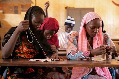 Fatoumata Diallo y una compañera cosen las compresas mientras siguen las instrucciones de su formadora,
Kadidiatou Koita Oumou Diallo.
El informe de Unicef y la OMS revela que solo dos de cada cinco escuelas imparten educación sobre salud menstrual, aunque el dato mejora en los centros de secundaria. El 84% de las escuelas secundarias de Asia central y meridional, por ejemplo, imparten educación sobre la menstruación, frente al 34% en las escuelas primarias.