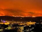 Las llamas, vistas desde las murallas de Ávila, alcanzan el domingo pasado el cerro donde se alza Ulaca.