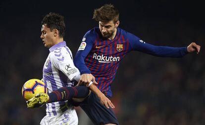 Piqué disputa el balón con Ünal.