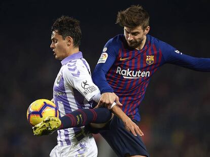 Piqué disputa el balón con Ünal.