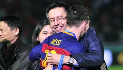 Messi se abraza a Bartomeu, tras conseguir el Mundial de Clubes.