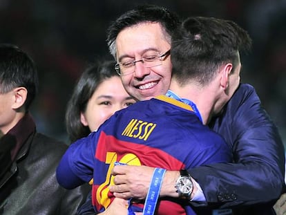 Messi s'abraça a Bartomeu, després d'aconseguir el Mundial de Clubs.