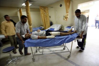 Un herido en el atentado recibe atención en un hospital de la capital iraquí.