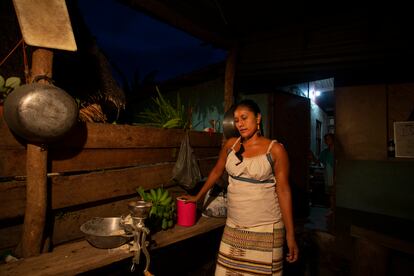 Los pueblos indígenas están en desacuerdo sobre la mejor manera de definir y preservar su identidad, que constituye el fondo de las disputas por la tierra. En la imagen, Cecilia Leyva, de 35 años, y su madre en su finca de Curré. Tras acabar la universidad, Leyva volvió a su casa para dirigir una organización cultural.