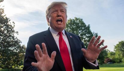 El presidente Donald Trump hablando con periodistas en la Casa Blanca.