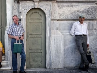 Tres pensionistas aguardan fuera de la sede del Banco Nacional de Grecia, el 9 de julio.