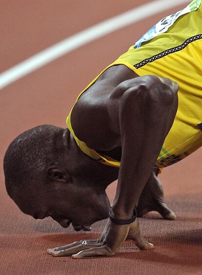 Bolt besa la pista nada más proclamarse campeón olímpico.