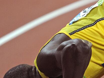 Bolt besa la pista nada más proclamarse campeón olímpico.