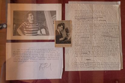Algunos documentos del archivo sobre Álvaro Mutis que forman la parte de la exposición en la Casa Gabriel García Márquez.
