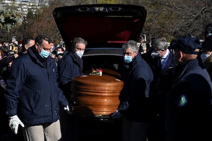 El féretro con los restos mortales de Almudena Grandes llega al Cementerio Civil de Madrid donde ha sido enterrada la escritora, que falleció el pasado sábado.