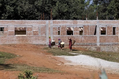 Muchas estructuras públicas quedaron dañadas porque no estaban construidas para soportar seísmos. 765 centros de salud y 35.000 escuelas sufrieron destrozos totales o parciales. En la imagen, la nueva escuela que están construyendo en Baluwa, en el distrito de Kavre, a unas dos o tres horas (depende del tráfico) de la capital, Katmandú.