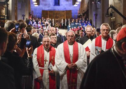 El papa Francisco (c), con el presidente de la Federaci&oacute;n Luterana Mundial (LWF) en una misa ecum&eacute;nica en la Catedral de Lund (Suecia).