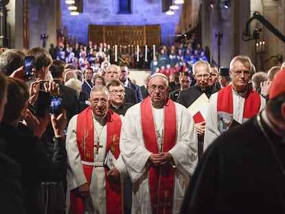 El papa Francisco (c), con el presidente de la Federaci&oacute;n Luterana Mundial (LWF) en una misa ecum&eacute;nica en la Catedral de Lund (Suecia).