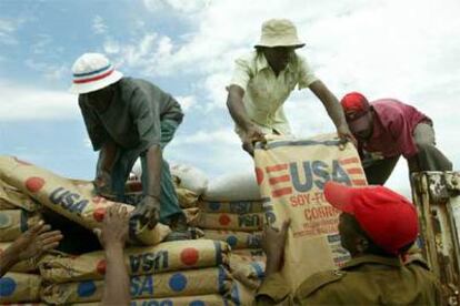 Reparto de alimentos en Maseru (Lesoto).