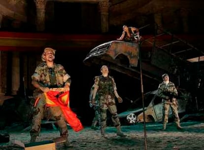 Escenas de 'Los persas. Réquiem por un soldado', durante un ensayo.