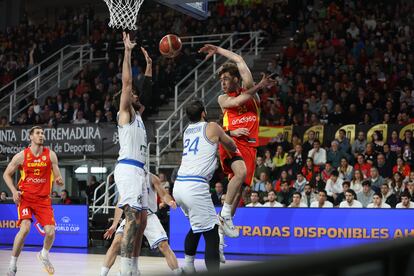 Juan Núñez pasa el balón ante la defensa del base italiano Riccardo Moraschini durante el partido entre España e Italia, de las ventanas FIBA, en Cáceres este domingo.